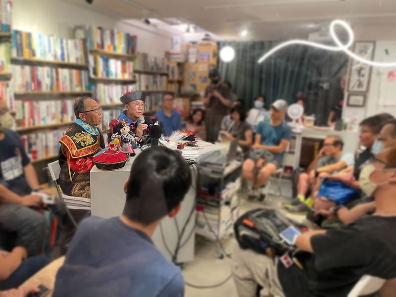 吴志森和曾志豪首次在台北办直播,吸引几十人在现场,过千人在线上同步观看。(陈子非摄)