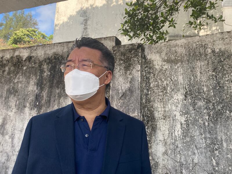 前全國政協委員劉夢熊周五（6日）早上，於赤柱監獄迎接香港社民連成員曾健成刑滿出獄，對於周日（8日）的特首選戰，劉夢熊回應本台提問時，就反問今次是否一個「選戰」。（李若如 攝）