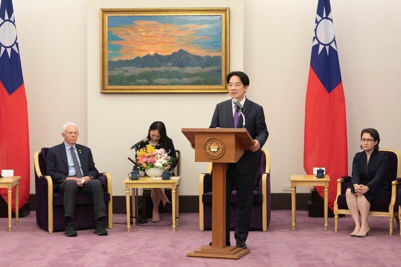 2024年3月28日,赖清德副总统接见美国联邦众议院军事委员会“情报暨特种作战”小组主席伯格曼(Jack Bergman)所率跨党派议员访问团并致词。(台湾的总统府)