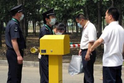 图片:一名家属向被隔离的人员送日用品(志愿者提供)