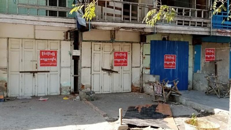 မန္တလေးမြို့၊ ချမ်းအေးသာစံမြို့နယ်၊ ဗထူးအားကစားကွင်းရှိ လူနေဆိုင်ခန်းအချို့အား "နိုင်ငံပိုင်မြေ မကျူးကျော်ရ" ဆိုသည့် စာတန်းများ ချိတ်ဆွဲထားသည်ကို ၂၀၂၅ ခုနှစ်၊ ဇန်နဝါရီလ ၂၆ ရက်နေ့တွင် တွေ့ရစဉ်။ (Citizen Photo)