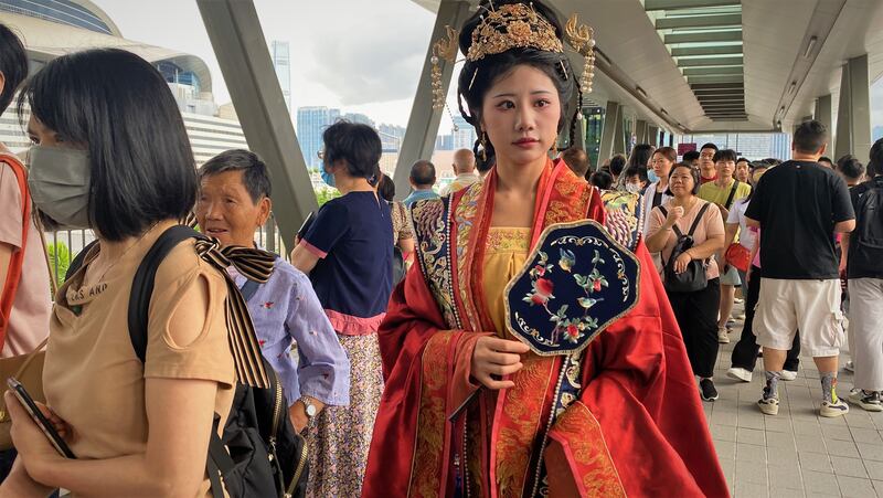 內地漢服模特兒曾小姐特意穿漢服來觀看「七一」升旗禮。 （李若如攝）