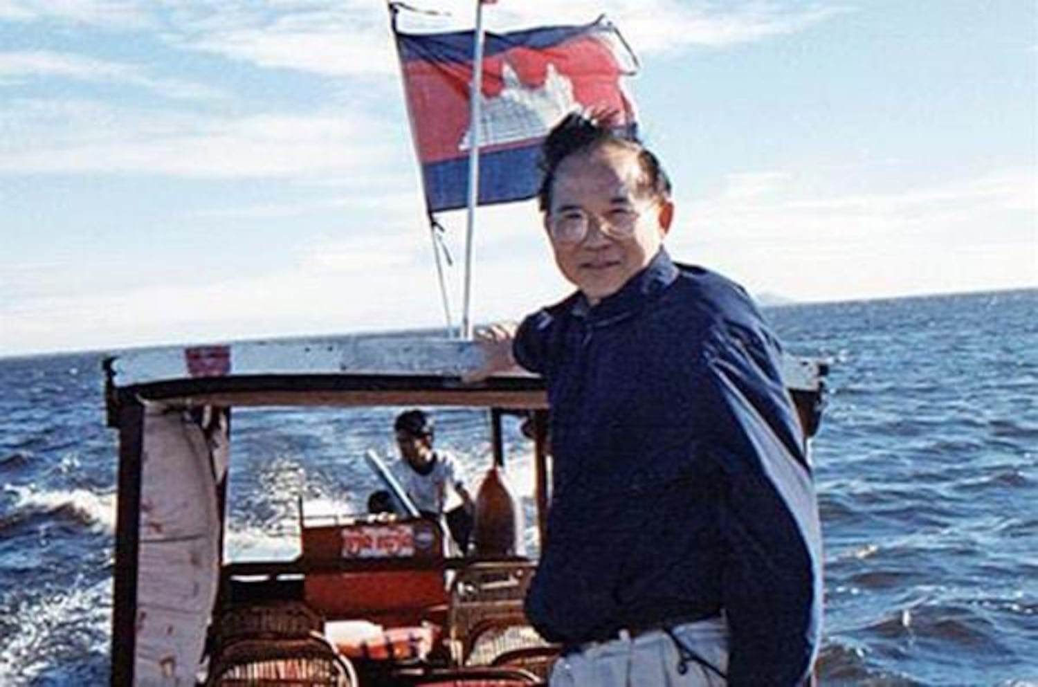 BS. Ngô Thế Vinh đang băng qua Biển Hồ, tới khu Bảo Tồn Sinh Thái Tonlé Sap, Campuchia, tháng 12 năm 2001 (Ảnh tư liệu BS Ngô Thế Vinh cung cấp.)