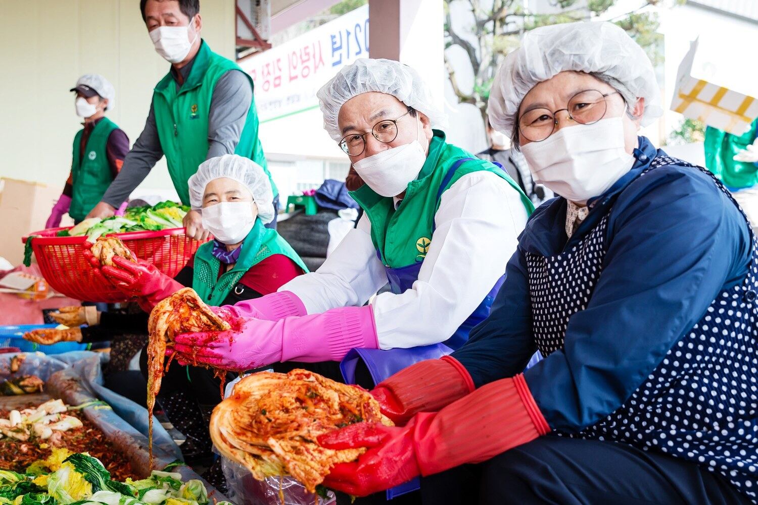 충남 청양군 새마을지도자협의회와 여성단체협의회 회원들이 남양면 한 시설에서 사랑의 김장을 하고 있다.