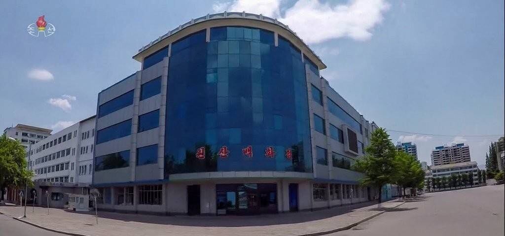 북한에 신종 코로나바이러스 감염증(코로나19) 확산으로 전국에 전면 봉쇄·격리 조치가 내려진 지난 5월 강원도 원산백화점 앞 도로와 인도 모습. [조선중앙TV 화면]