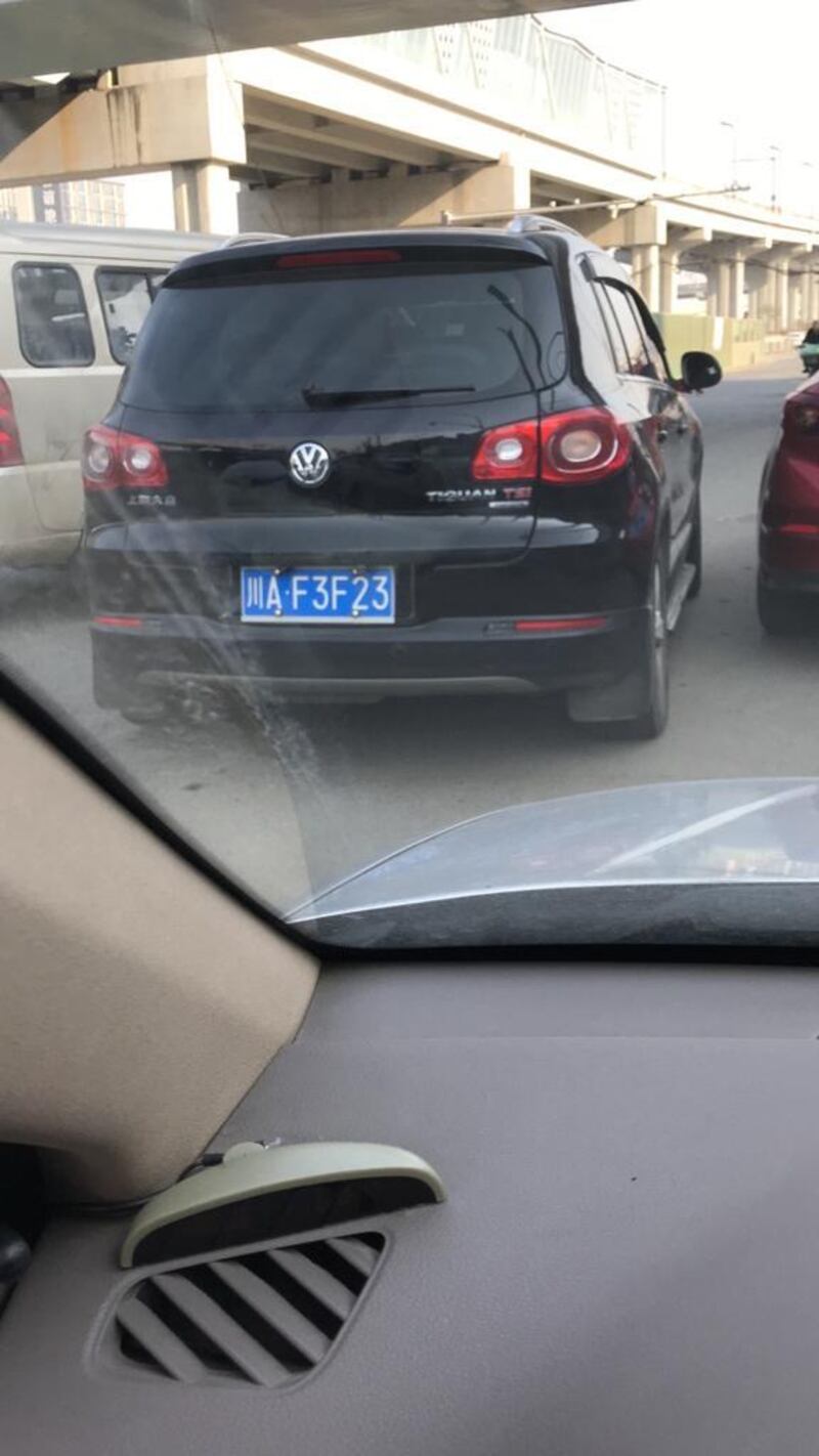盧思位律師在外辦事被另一個去區司法局的人員用車輛圍堵自己無法開車離開，警察協調也無果。（受訪者提供）