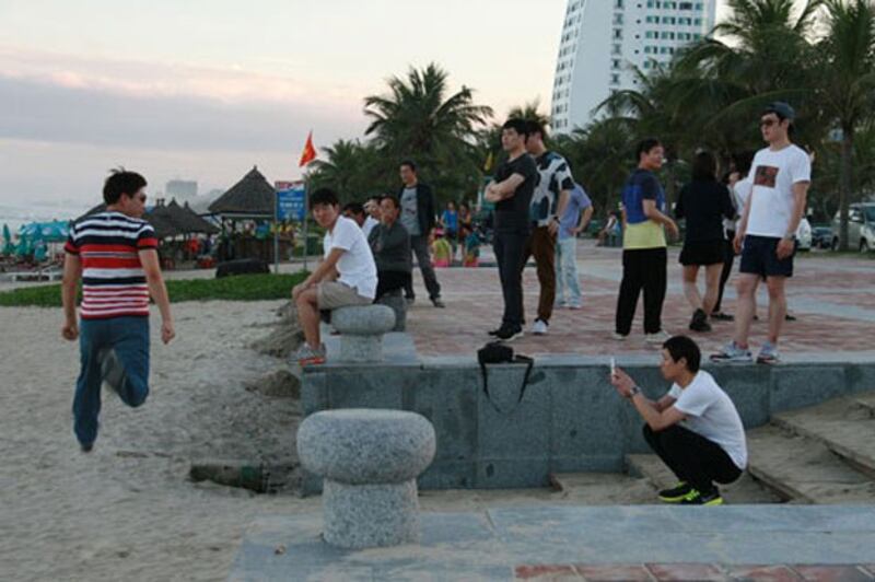 Một nhóm du khách Trung Quốc tại bãi biển Mỹ Khê, Đà Nẵng.