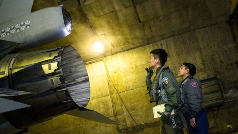 空军第五战术混合联队飞行员执行起飞前战机360度检查。（国防部提供）