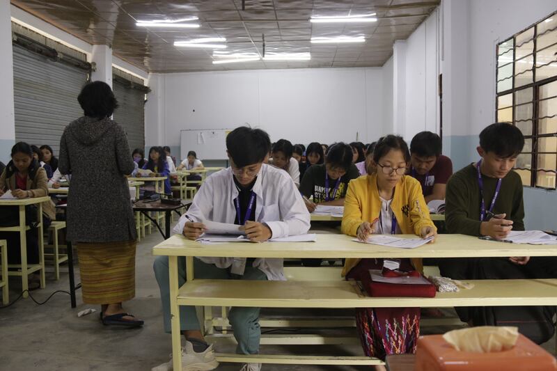 ကချင်လွတ်မြောက်ရေးအဖွဲ့ (KIO) ဌာနချုပ် လိုင်ဇာ‌ဒေသရှိ ကချင်ပြည်နယ် ပညာရပ်စုံတက္ကသိုလ် (Kachin State Comprehensive University (KSCU) တွင် ပညာသင်ကြားနေကြသူများကို ၂၀၂၃ ခုနှစ် မတ်လ ၁၄ ရက်နေ့က တွေ့ရစဉ်။ (Photo: RFA)