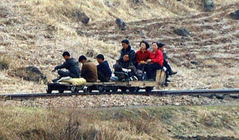 북한 주민의 이동수단인 철길 위 도르레 수레. Photo courtesy of Siyang Xue- flicker user