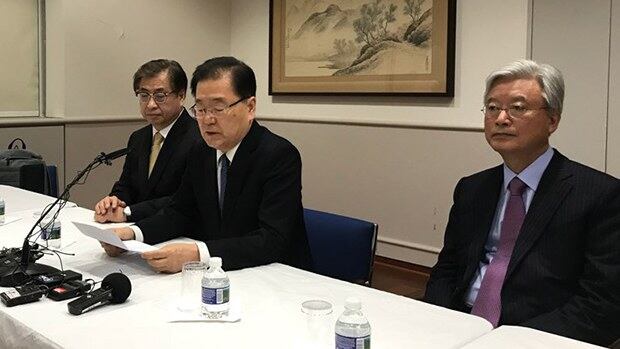 9일 한국 대사관에서 열린 기자간담회에 참석한 정의용 청와대 국가안보실장, 서훈 한국 국가정보원장과 조윤제 주미 한국대사. 