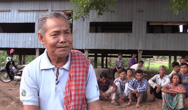 ព្រឹទ្ធាចារ្យ​ភូមិ​ប្រើសក្អក ឃុំ​ម្លូព្រៃពីរ ស្រុក​ឆែប ខេត្ត​ព្រះវិហារ លោក រឹម រឿង រៀបរាប់​ដើម​ហេតុ​នៃ​ការ​ធ្លាក់​ចុះ​ជីវភាព​របស់​ពលរដ្ឋ កាល​ពី​ថ្ងៃ​ទី​១៤ ខែ​ឧសភា ឆ្នាំ​២០១៦។ RFA/Phann Yasy