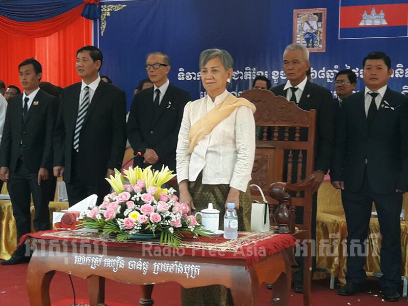 សម្ដេច ស៊ីសុវត្ថិ ពង្សនារីមុនីពង្ស ព្រះរាជ​តំណាង​ព្រះមហាក្សត្រ យាង​ចូល​រួម​ក្នុង​ពិធី​រំឭក​ខួប​ថ្ងៃ​បាត់បង់​ទឹក​ដី​កម្ពុជា​ក្រោម នា​វត្ត​ចាស់ ខណ្ឌ​ជ្រោយចង្វារ នៅ​ថ្ងៃ​ទី​២៤ មិថុនា ឆ្នាំ​២០១៧។ RFA/Morm Moniroth