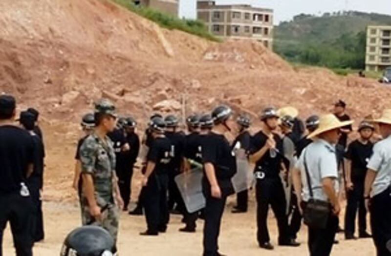 2015年6月2日，村民不滿爆破造成房屋牆身破裂，大批手持盾牌的警員到場戒備。（村民攝）