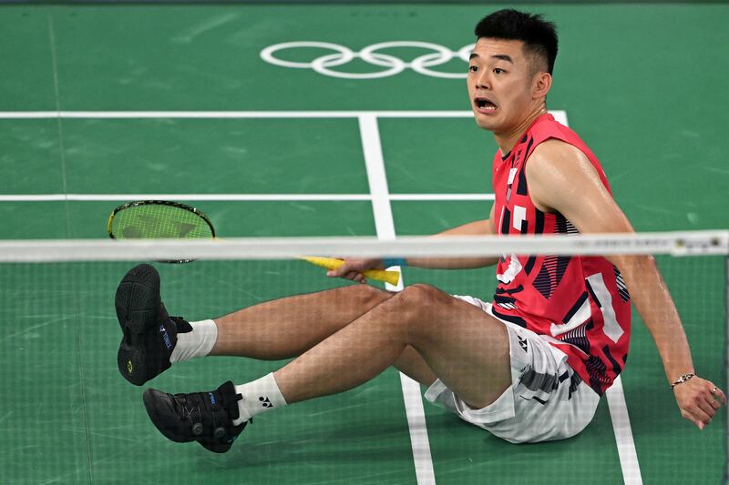 王齊麟一度「半坐半躺」在地上接波，有網民戲說台灣組合「瞓喺度都贏」。（法新社圖片）