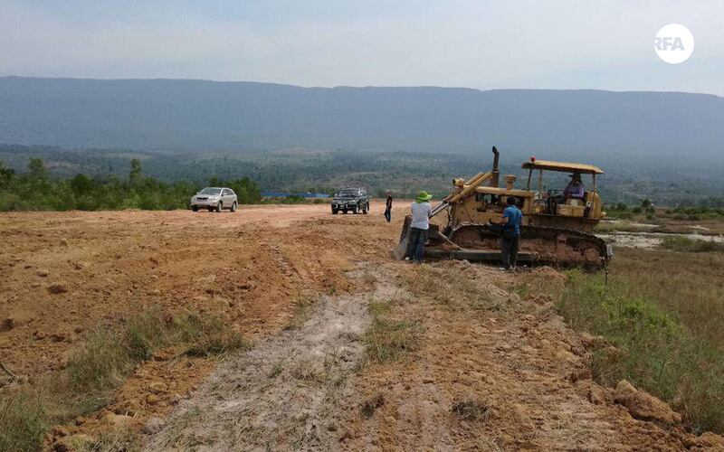 ដី​ព្រៃ​កោងកាង ឬ​ដី​ព្រៃ​លិច​ទឹក​ជា​ជម្រក​ត្រី​សមុទ្រ​បន្ត​ពូជ មាន​ទីតាំង​នៅ​ភូមិ​ព្រែកទាល់ ឃុំ​ទឹកថ្លា ស្រុក​ព្រៃនប់ ខេត្ត​ព្រះសីហនុ ដែល​ត្រូវ​គេ​ដឹក​ដី​ចាក់​លុប​កាល​ពី​ថ្ងៃ​ទី​២ ខែ​មីនា ឆ្នាំ​២០១៧។ 