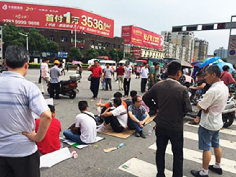 2015年6月9日,湖南省株洲市石峰區“中鹽湖南株洲化工集團”的員工,因不滿公司宣佈破產後賠償不足,其中2000名員工於公司附近堵路抗議。(相片由目擊者提供)