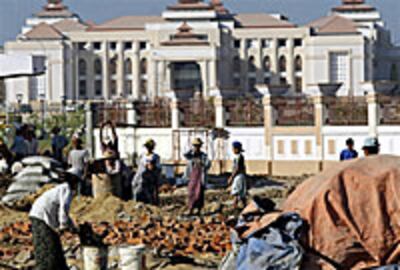 Naypyidaw_workers_200px.jpg