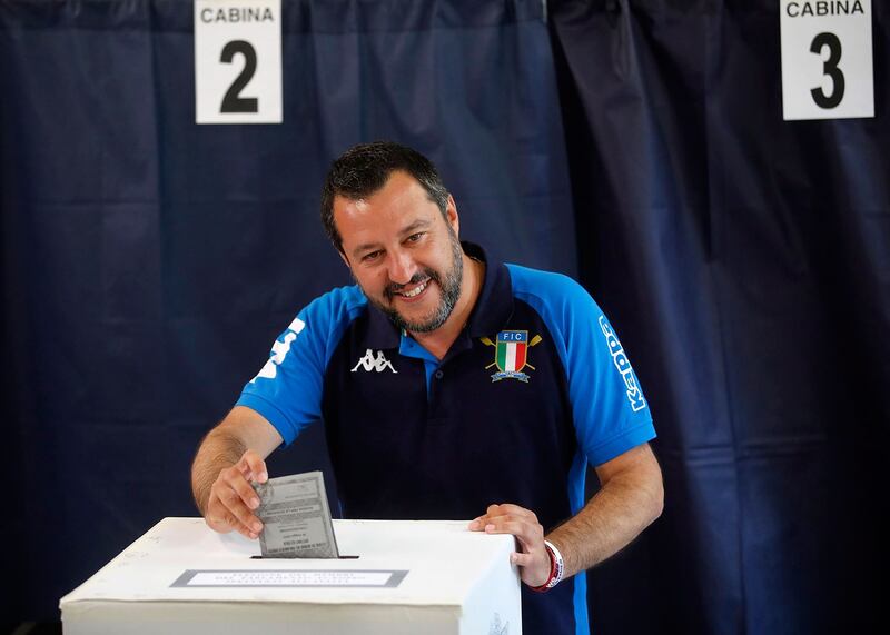 2019年5月26日，意大利副总理兼内政部长萨尔维尼(Matteo Salvini)在意大利米兰的一个投票站为欧洲议会选举投票。（AP） 