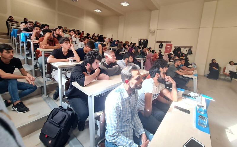 تۈركىيەنىڭ ماردىن شەھىرىدىكى ئارتۇق ئۇنىۋېرسىتېتىدا ئۆتكۈزۈلگەن ئۇيغۇرلار ھەققىدە دوكلات بېرىش يىغىنىدىن كۆرۈنۈش. 2022-يىلى ئۆكتەبىر.