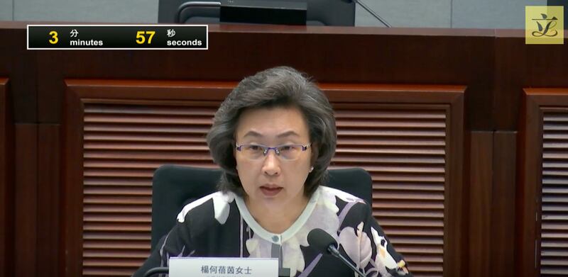 楊何蓓茵在立法會上表示辭職率已放緩，稱不會影響未來政府運作。（立法會直播影片截圖）