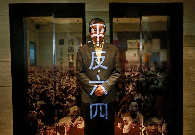 在这张 2014 年 5 月 28 日的档案照片中，支联会主席李卓人在“六四纪念馆”中摆姿势要求平反六四。 （美联社）