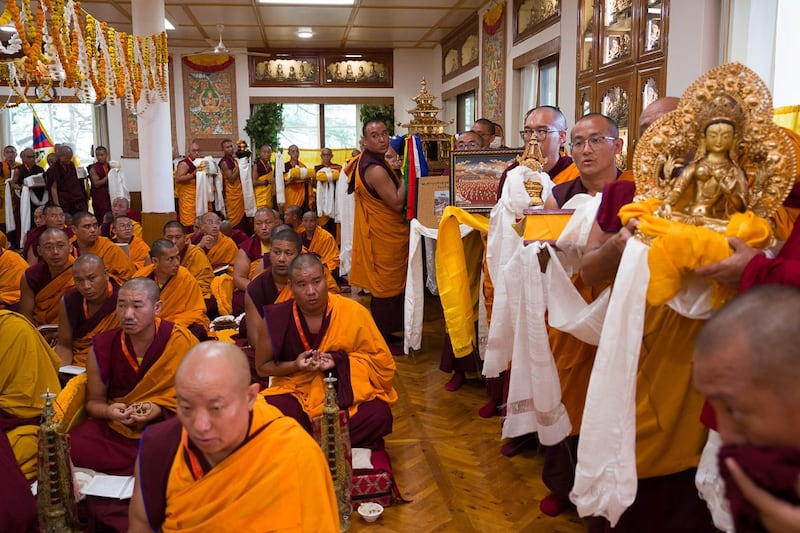 ཆོས་སྡེའི་དགེ་འདུན་པ་རྣམས་ཀྱིས་འབུལ་མཚོན་འདེགས་འབུལ་ཞུ་བཞིན་པ། ༢༠༢༦།༤།༢༥