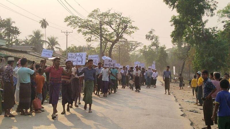 ဘူးသီးတောင်တွင် AA အလိုမရှိ၊ တိုက်ပွဲအလိုမရှိဆိုပြီး ရိုဟင်ဂျာများ ၂၀၂၄ ခုနှစ်၊ မတ်လ ၁၉ ရက်နေ့က ဆန္ဒပြခဲ့ကြစဉ်။ (ဓာတ်ပုံ : ဟန်ငြိမ်းဦး)
