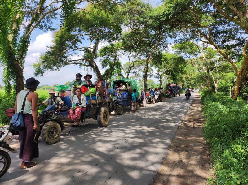 စစ်ကောင်စီ စစ်ကြောင်းထိုးဝင်ရောက်မှုကြောင့် နေရပ်စွန့်ခွာထွက်ပြေးနေရသည့် ရွှေဘိုမြို့နယ် ကျေးရွာများမှ စစ်ဘေးဒုက္ခသည်များအား ၂၀၂၃ ခုနှစ်၊ စက်တင်ဘာလ ၁ ရက်နေ့က တွေ့ရစဉ်။ (ဓာတ်ပုံ - ဗိုလ်မိကျောင်း)