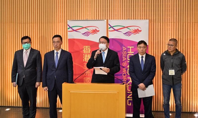 政務司司長陳國基（中）聯同保安局局長鄧炳強（左一）會見傳媒，指正研究延長其他關口的通關時間。（港府新聞網相片）