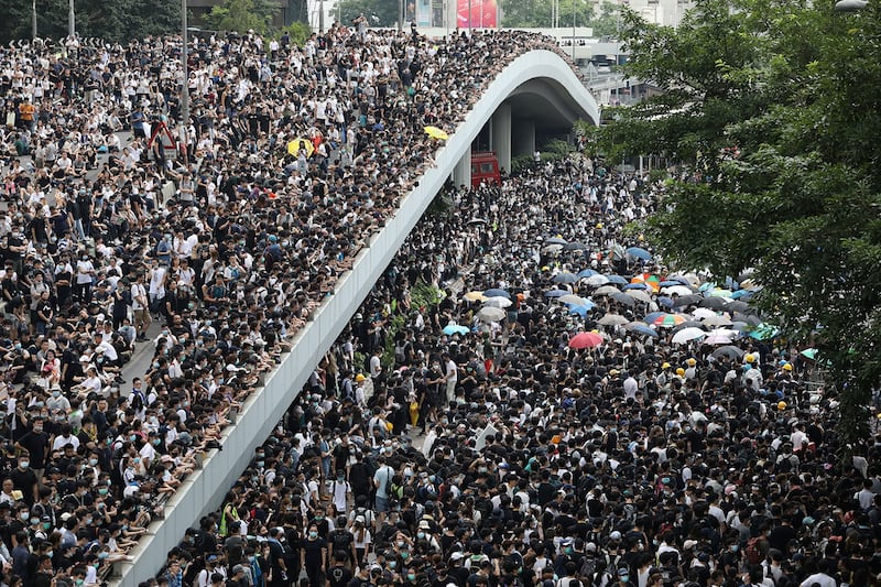 2019年6月12日，大批香港市民走上街头反《逃犯条例》。（路透社）