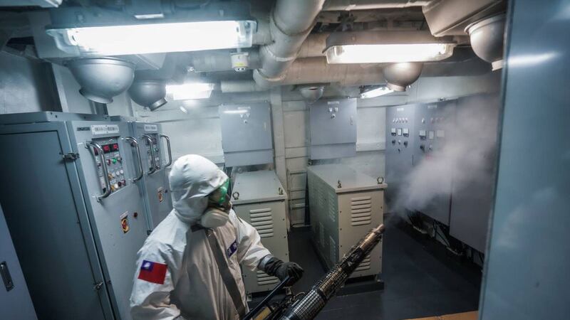 爆出下船官兵确诊武汉肺炎后，陆军39化兵群执行海军磐石军舰消毒作业。（国防部提供）