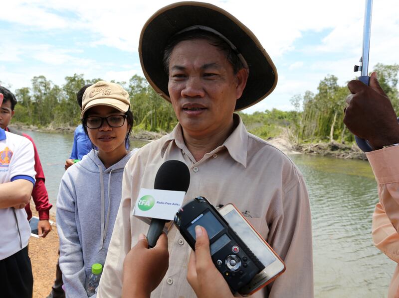 ប្រធាន​មជ្ឈមណ្ឌល​កសិកម្ម​ធម្មជាតិ (EAC) និង​ជា​ស្ថាបនិក​ចម្ការ​បន្លែ​ធម្មជាតិ​សរីរាង្គ (Eco Agri Farm) មាន​ទីតាំង​នៅ​ឃុំ​ជ្រោយស្វាយ ស្រុក​ស្រែអំបិល ខេត្ត​កោះកុង លោក អៀង សុធារ៉ា ផ្ដល់​បទសម្ភាសន៍​កាល​ពី​ថ្ងៃ​ទី​៣១ ខែ​កក្កដា ឆ្នាំ​២០១៦។ RFA/Brach Chev