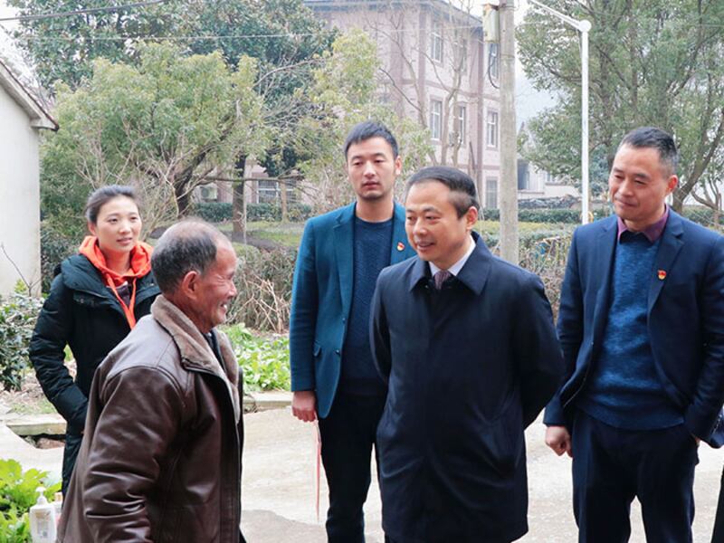 來自浙江的中國人大代表、天能集團黨委書記、董事長張天任建議大學生入職高素質農民隊伍,被網友稱之為新版「上山下鄉」。 (天能集團)