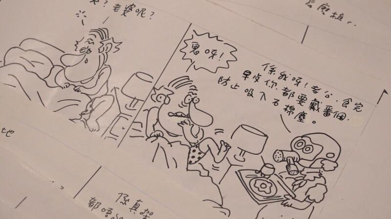 尊子展示諷刺「衛病」的前港督衛奕信的手稿。(張展豪 攝)