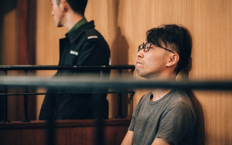 電影以受審者在法庭被告欄內的畫面作結。（受訪者提供）