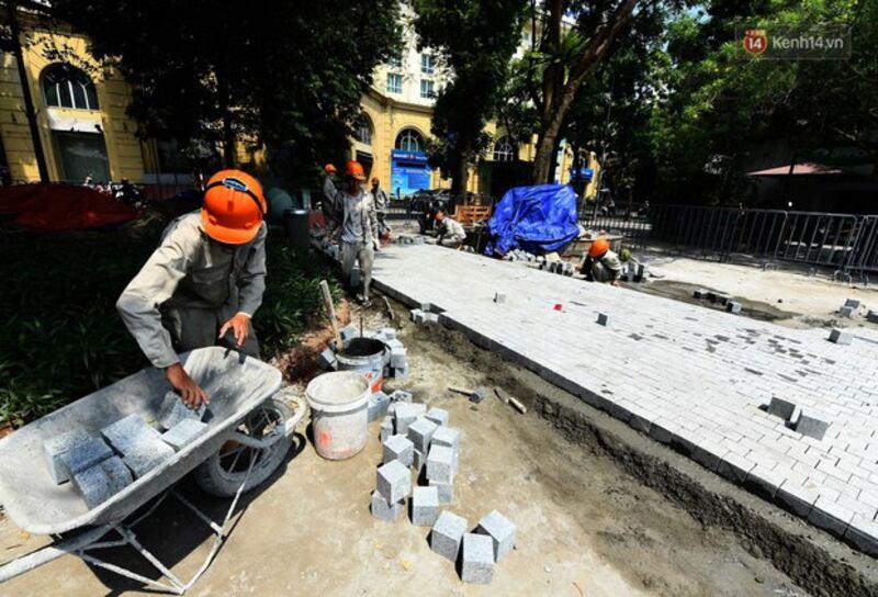 Vỉa hè Hồ Gươm đang được lát đá hoa cương xuất xứ Bình Định.