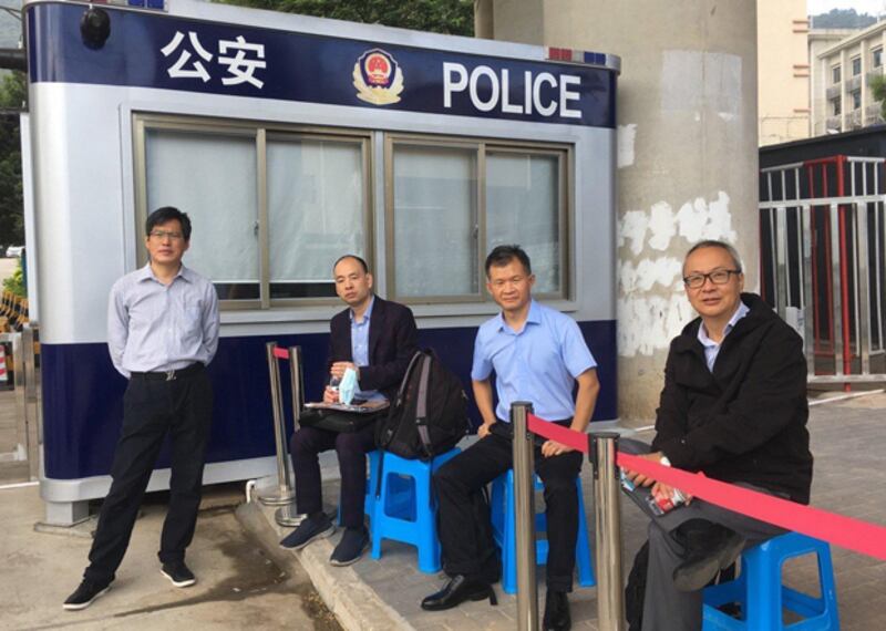 （左起）代表郭子麟的藺其磊律師、代表喬映瑜的盧思位律師、代表鄧棨然的宋玉生律師和代表李宇軒的律師梁小軍。（受訪者提供）