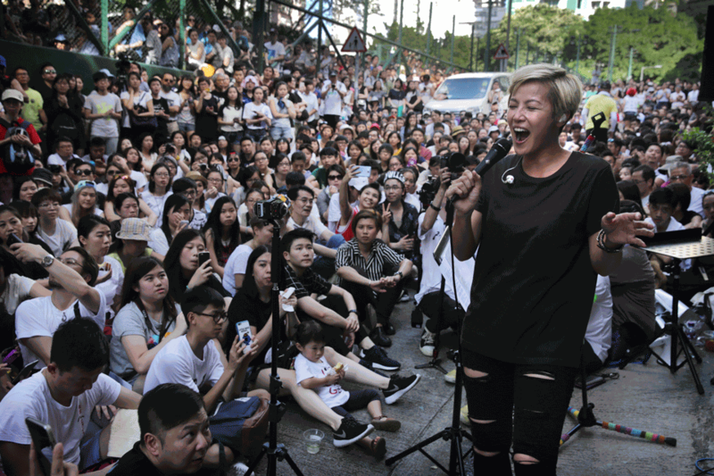 Hình minh họa. Ca sĩ Denise Ho biểu diễn ở Hong Kong hôm 19/6/2016