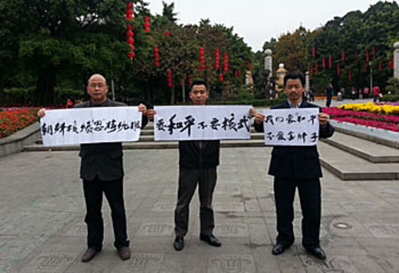 2013年2月16日，網友手持寫上抗議字眼的紙張向途人展示。(參與網友提供)