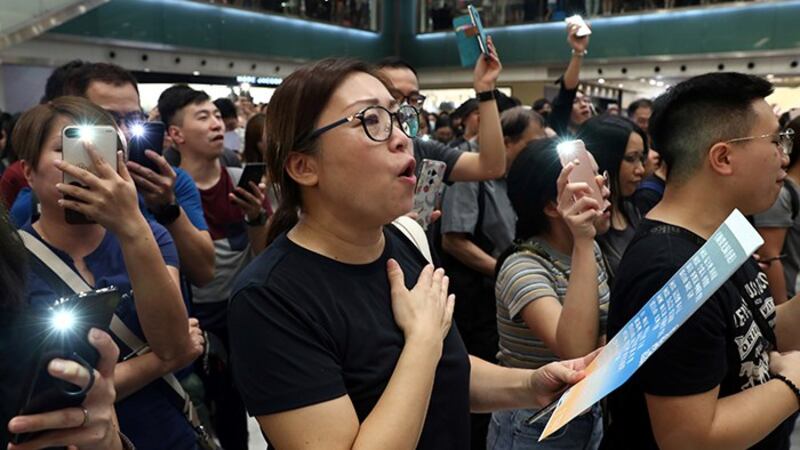 2019年9月11日,香港民众再次上街抗议,他们唱起了歌曲《愿荣光归香港》。(路透社)