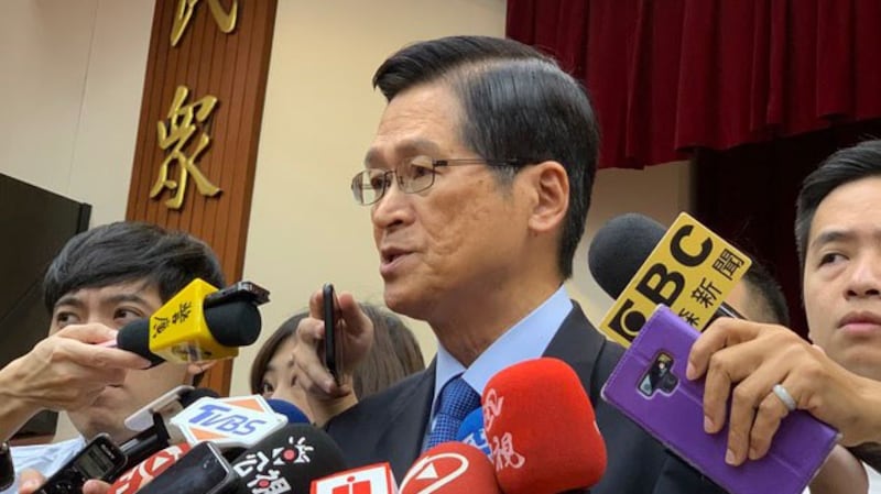 台湾国防部长严德发20日受访也驳斥“投共说”:“针对中共的网军在网路上散播这些谣言,我们觉得是非常卑劣的行为,这完全是自欺欺人、自我陶醉。(RFA/资料照)