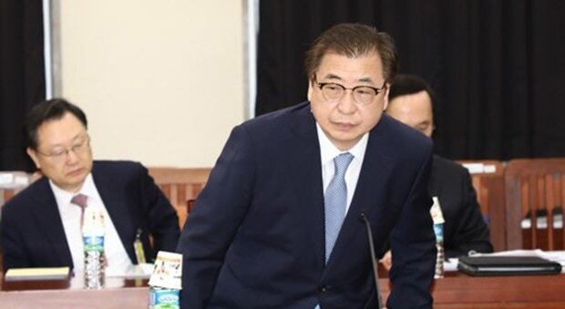서훈 국가정보원장이 1일 국회에서 열린 정보위원회에 참석하고 있다.