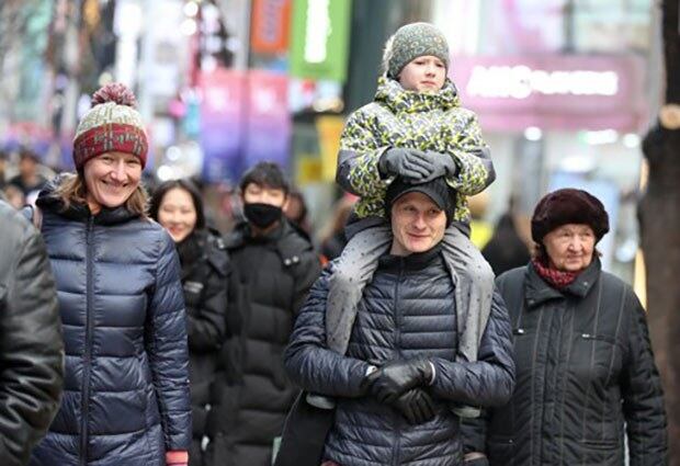 전국적으로 영하의 기온을 보인 지난 1일 오후 서울 명동 거리에서 러시아 관광객들이 밝은 표정으로 거리를 지나고 있다.