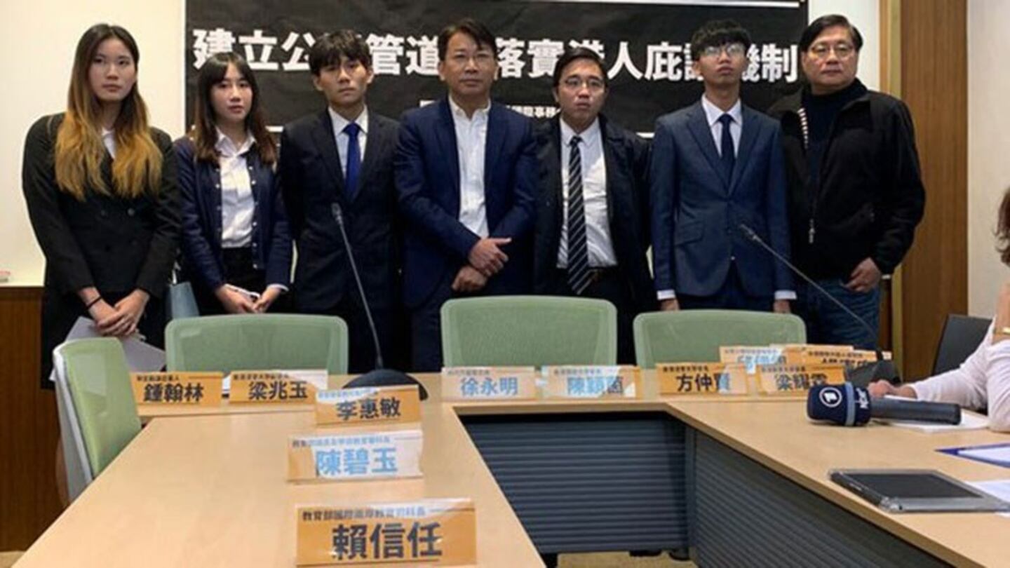 鲜血换选票?香港学生方仲贤赴台道歉 – 普通话主页
