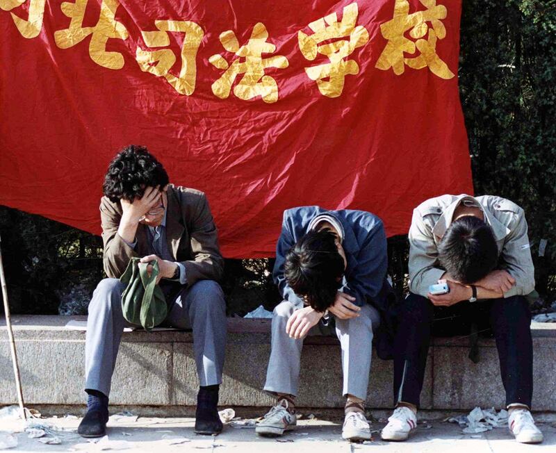 1989年5月26日，学生在北京天安门广场休息。（美联社）