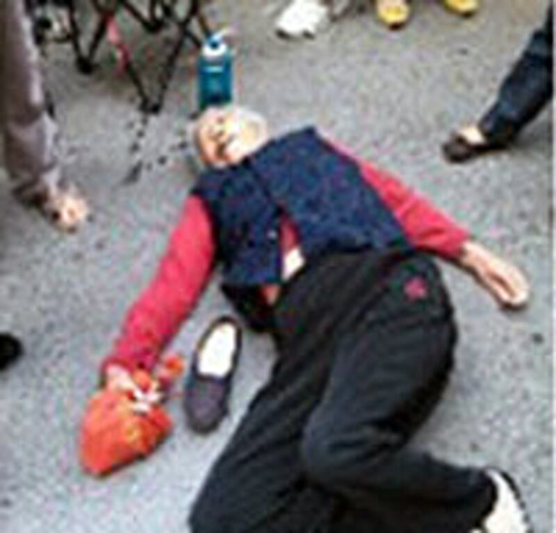 村民阻止拆遷人員入村時，雙方發生衝突，村民指，大約四名年老村民被打傷。(照片由現場人士提供)