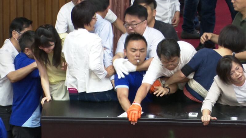 国、民两党立委在台湾最高民意殿堂上演全武行。(记日李宗翰摄)