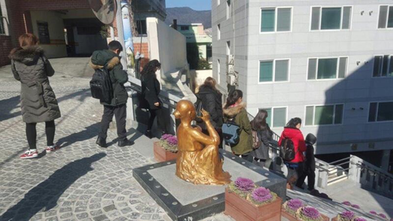 새로 전입한 탈북자들이 부산 동아대 뒤의 임시수도기념관을 산책하고 있다. 사진-부산 하나센터 제공