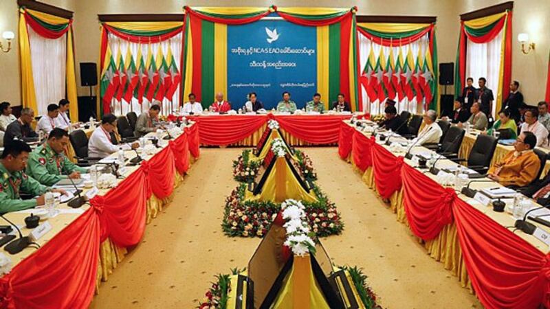Myanmar State Counselor Aung San Suu Kyi (3rd-L, center table) presides over a meeting in Naypyidaw with military chief Senior General Min Aung Hlaing (4th-L, center table) commemorating the third anniversary of the signing of Myanmar's nationwide cease-fire agreement, Oct. 15, 2018.